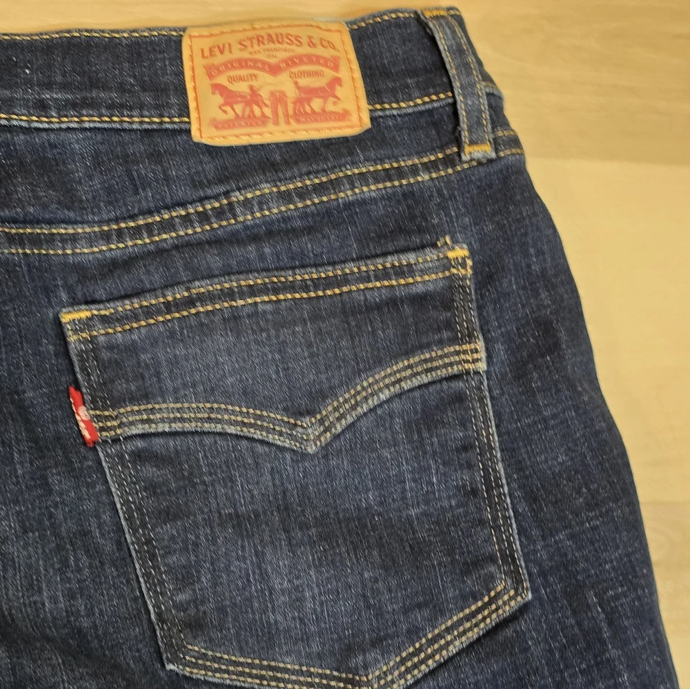 Levis Jeans Womens Size 6 W28 L32 Blue Classic Bootcut Dark Wash Denim MidRise - Picture 14 of 16